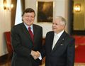 Jose M. Barroso og Lech takast  hendur eftir undirskrift
